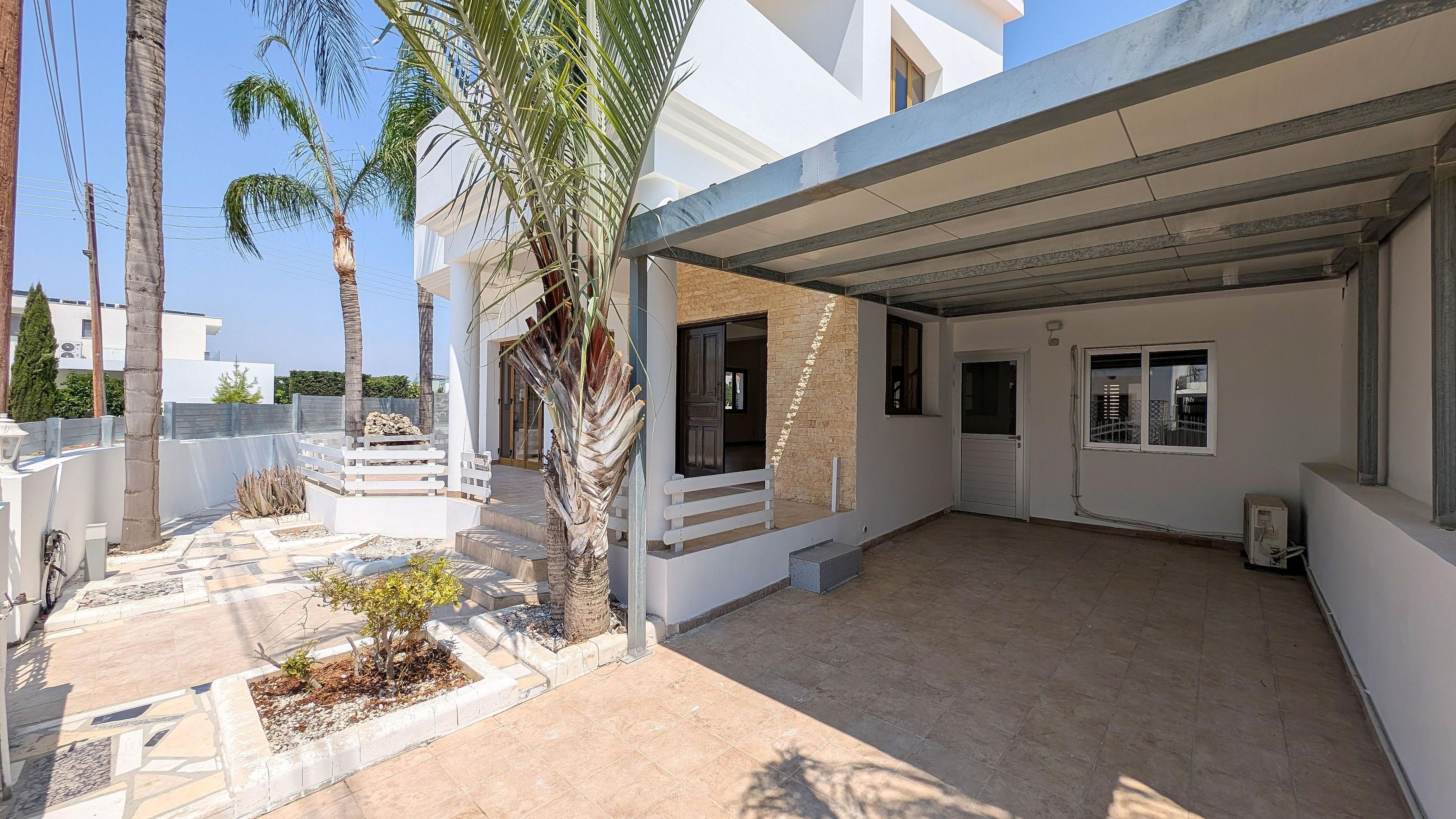 SPACIOUS 4 BEDROOM VILLA FOR SALE IN ARADIPPOU, LARNACA