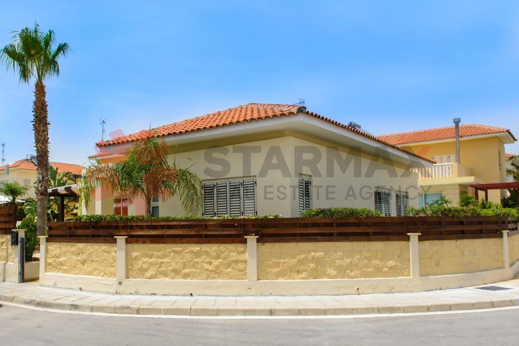 4 BEDROOM BEACHSIDE BUNGALOW VILLA WITH POOL- SECOND LINE ON THE BEACH. - Published