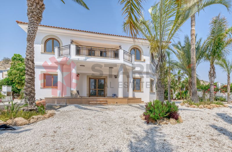STUNNING 5-BEDROOM VILLA WITH LARGE OVERFLOW POOL IN OROKLINI - Published