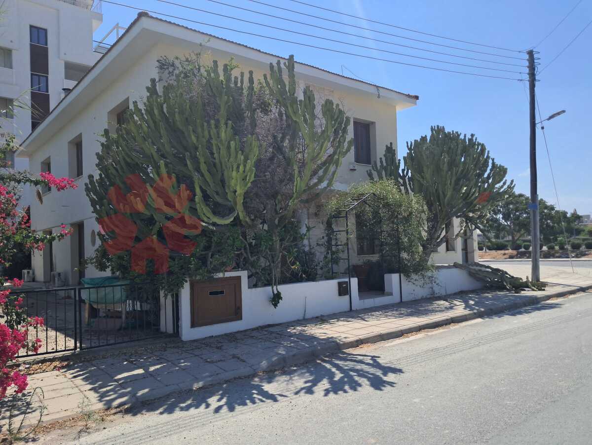 CORNER HOUSE WITH SHOP IN LIVADIA