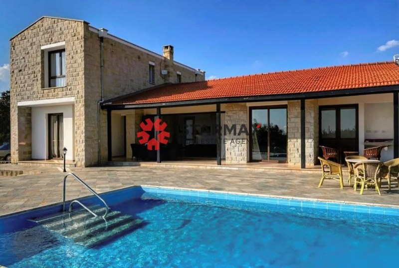 3 BEDROOM VILLA IN MARONI , JUST 0.5 KM TO THE BEACH