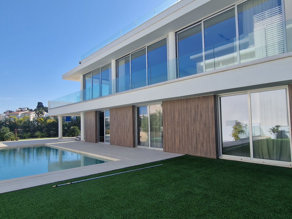 4 Bedroom Villa ,Private Pool, roof garden in Pervolia - Published