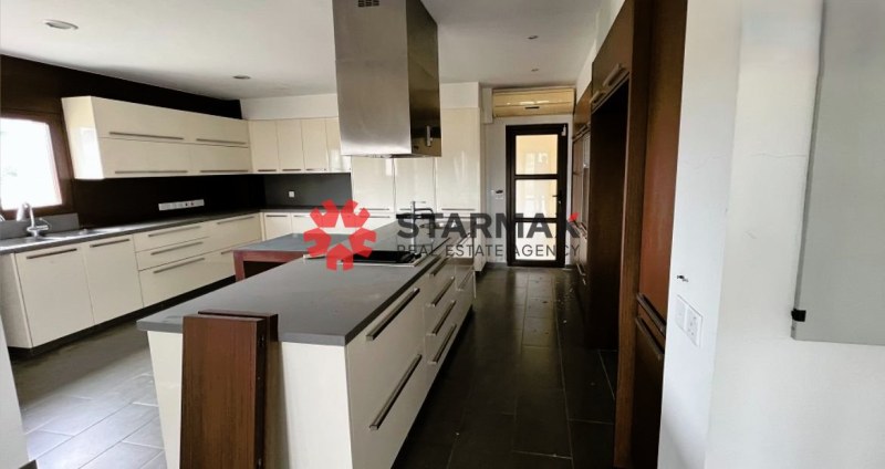 5 BEDROOM HOUSE IN NISOU